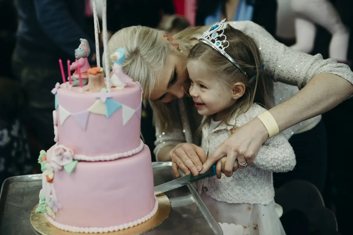 dziewczynka z mamą kroją tort